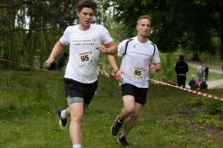 zwei Läufer des Stadtwerke Teams beim Zieleinlauf