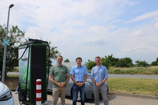 Steffen Schilm, Holger Meinen und Thomas Grunwitz bei der Eröffnung der DC-Ladesäule an der Raiffeisen-Tankstelle in Tangermünde.