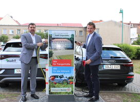 Thomas Bräuer und Andreas Brohm vor der Ladesäule in Tangerhütte