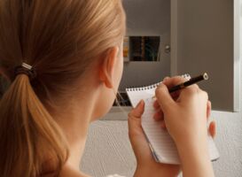 Eine Frau, die ihren Zählerstand notiert