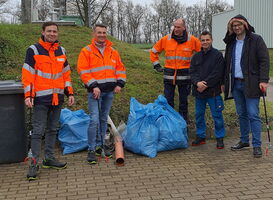 Gruppenfoto der Stadtwerke Stendal Mitarbeiter, die am Kraftwerk Müll gesammelt haben
