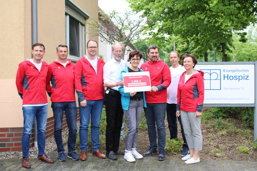 Übergabe des Spendenchecks an das Evangelische Hospiz Stendal. An der Spendenübergabe nahmen alle Mitarbeiter der Stadtwerke Stendal teil, die beim Elbdeichmarathon teilgenommen haben.