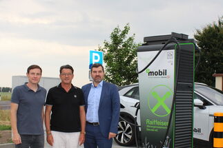 Holger Meinen (Stadtwerke Stendal), Rüdiger Baehr (Geschäftsführer Raiffeisen Stendal) und Thomas Bräuer (Geschäftsführer Stadtwerke StendaL) weihen die DC-Ladesäule an der Raiffeisen-Tankstelle in Käthen ein.