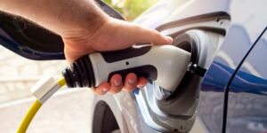 Ladestecker in einem Elektroauto