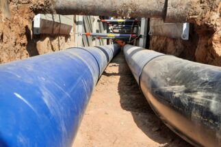 Baustellenfoto Wasserrohre im Schacht