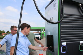 Holger Meinen erklärt das Laden an der Schnellladesäule