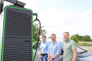 Einweihung der Ladesäule an der Raiffeisen Tankstelle Tangermünde durch Holger Meinen, Thomas Grunwitz und Steffen Schilm