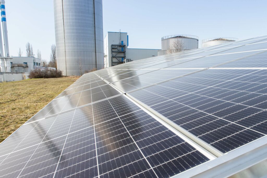 Solarpaneele vor dem Kraftwerk
