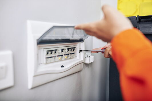 Arbeiten am Sicherungskasten