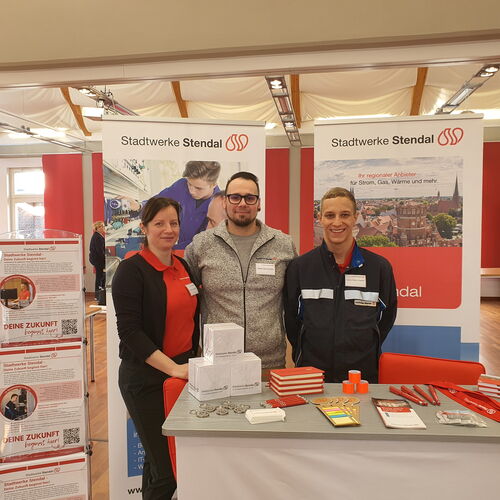 Drei Mitarbeiter der Stadtwerke Stendal auf der Azubimesse im SaZ der Kreissparkasse Stendal