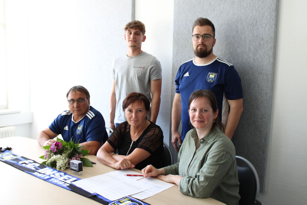 Am 29.04.2025 unterzeichneten der FC Insel und die Stadtwerke Stendal den Sponsoringvertrag