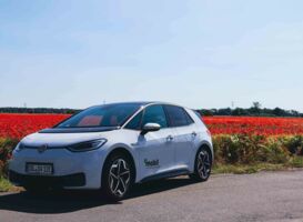 Unser "E-Mobil" vorm roten Mohnfeld