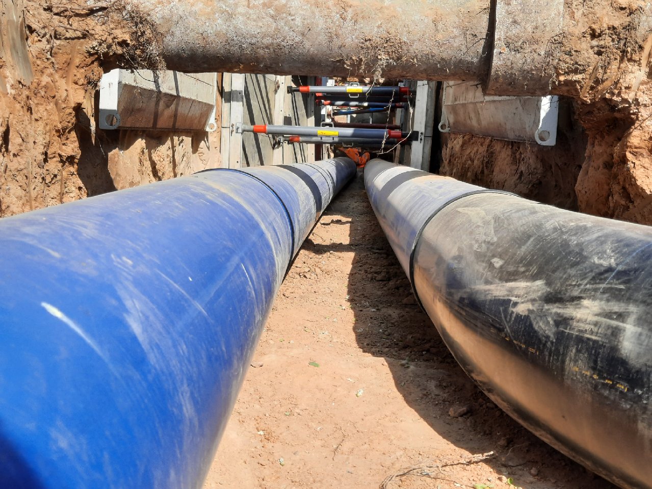 Baustellenfoto Wasserrohre im Schacht