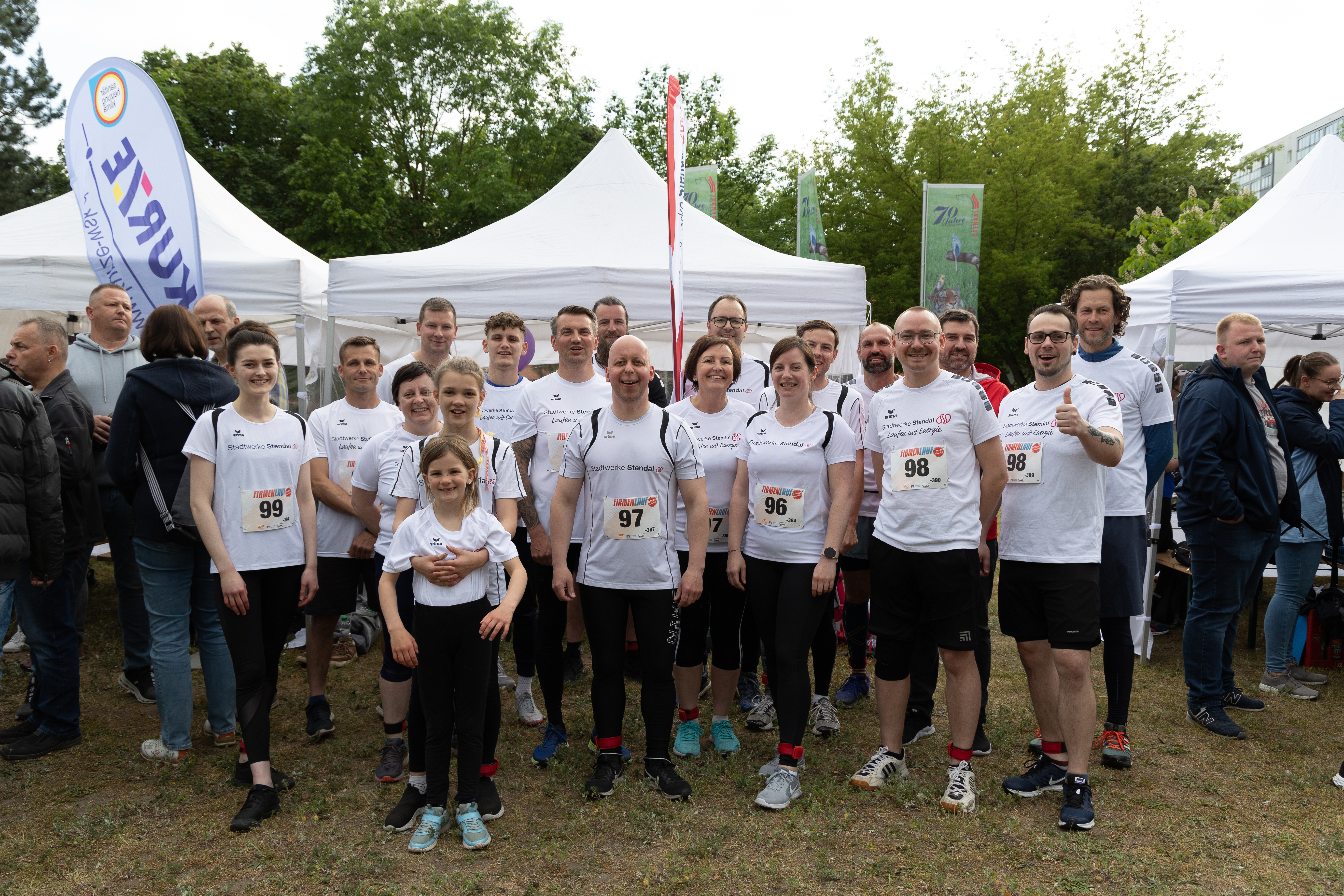 Gruppenfoto aller Stadtwerke Teams beim Firmenlauf Altmark 2023