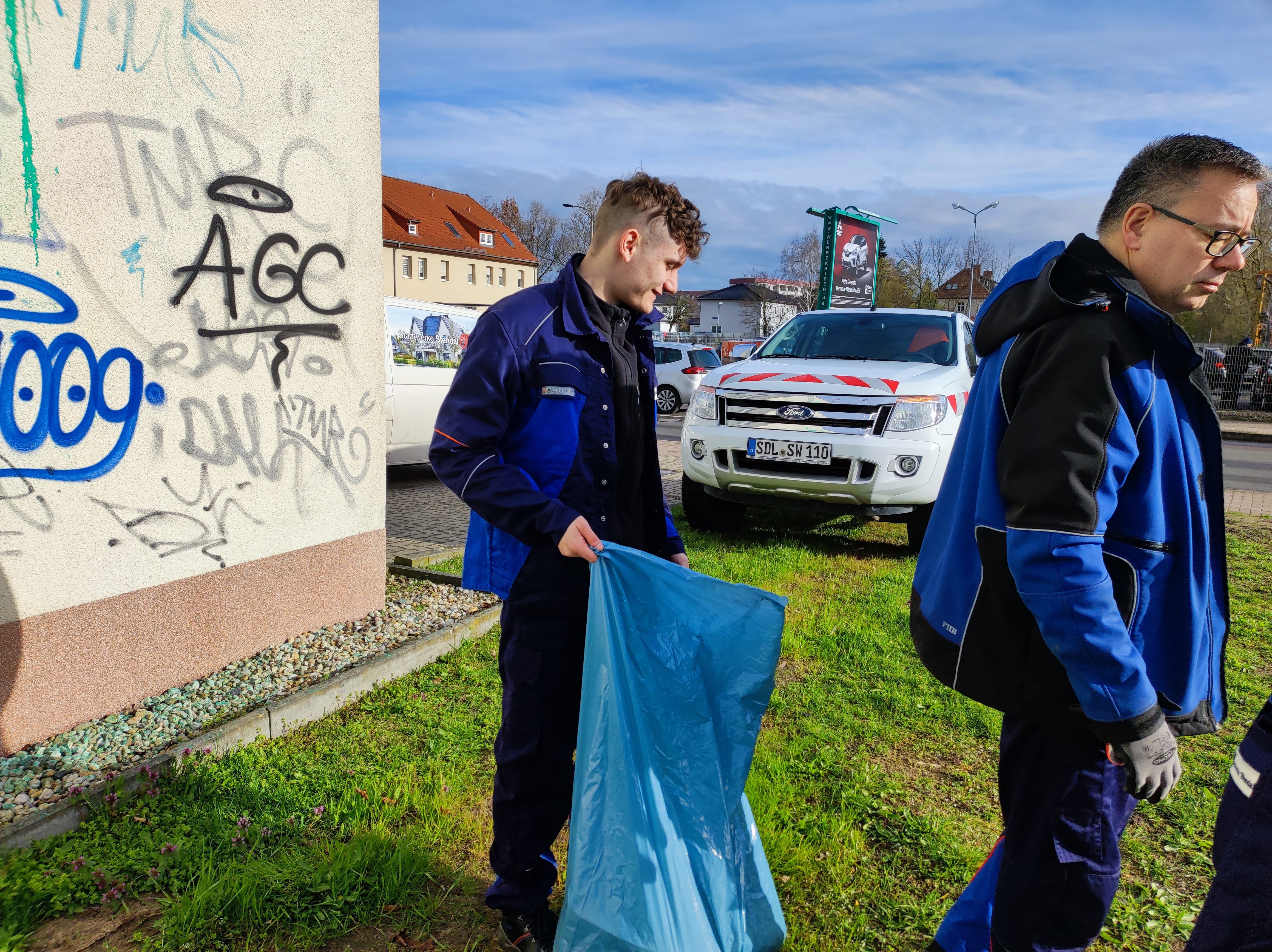 zwei Mitarbeiter der Stadtwerke Stendal, die im Rahmen der Frühjahrsputzaktion 2023 Müll sammeln