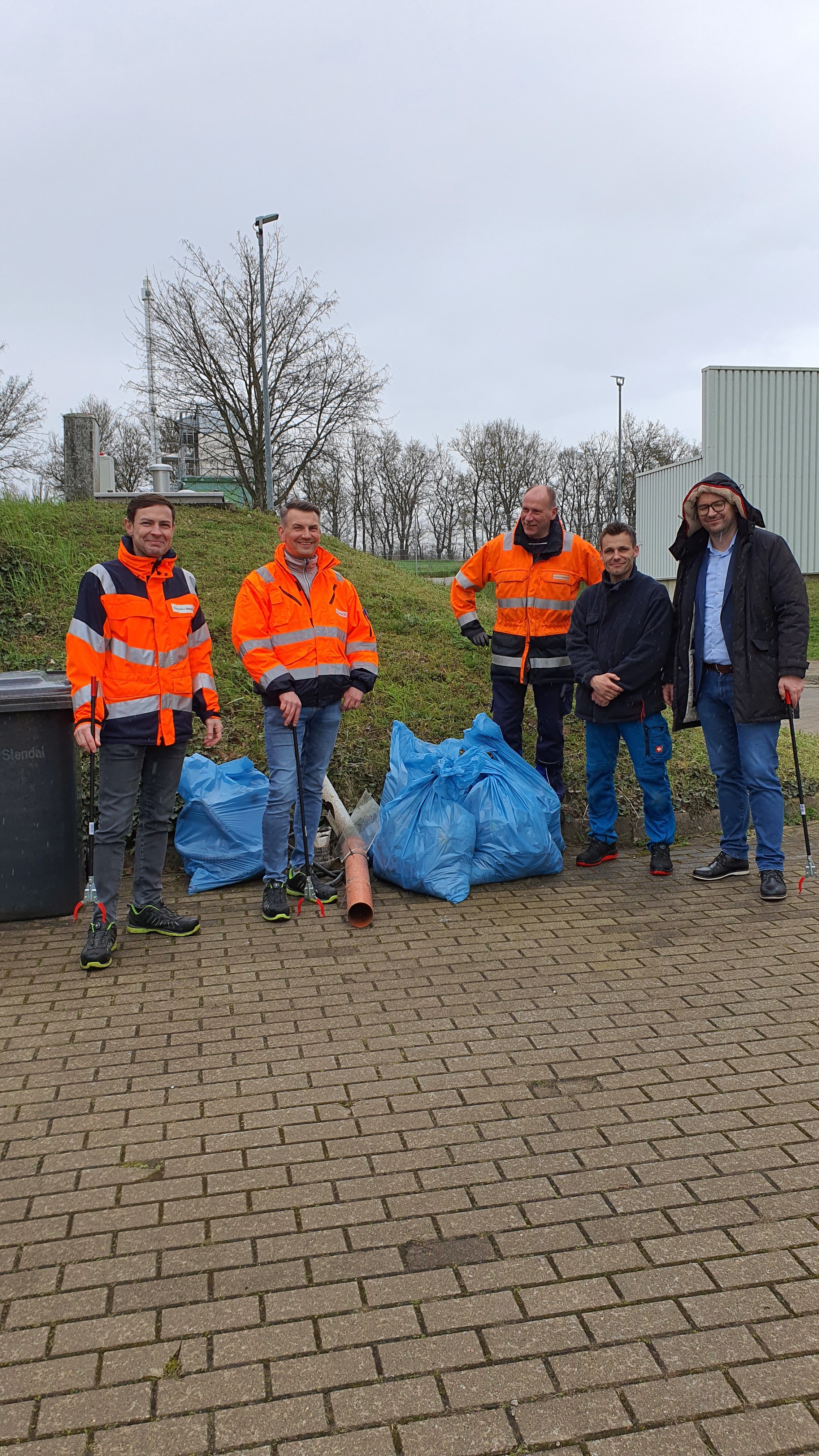 Gruppenfoto der Stadtwerke Stendal Mitarbeiter, die am Kraftwerk Müll gesammelt haben
