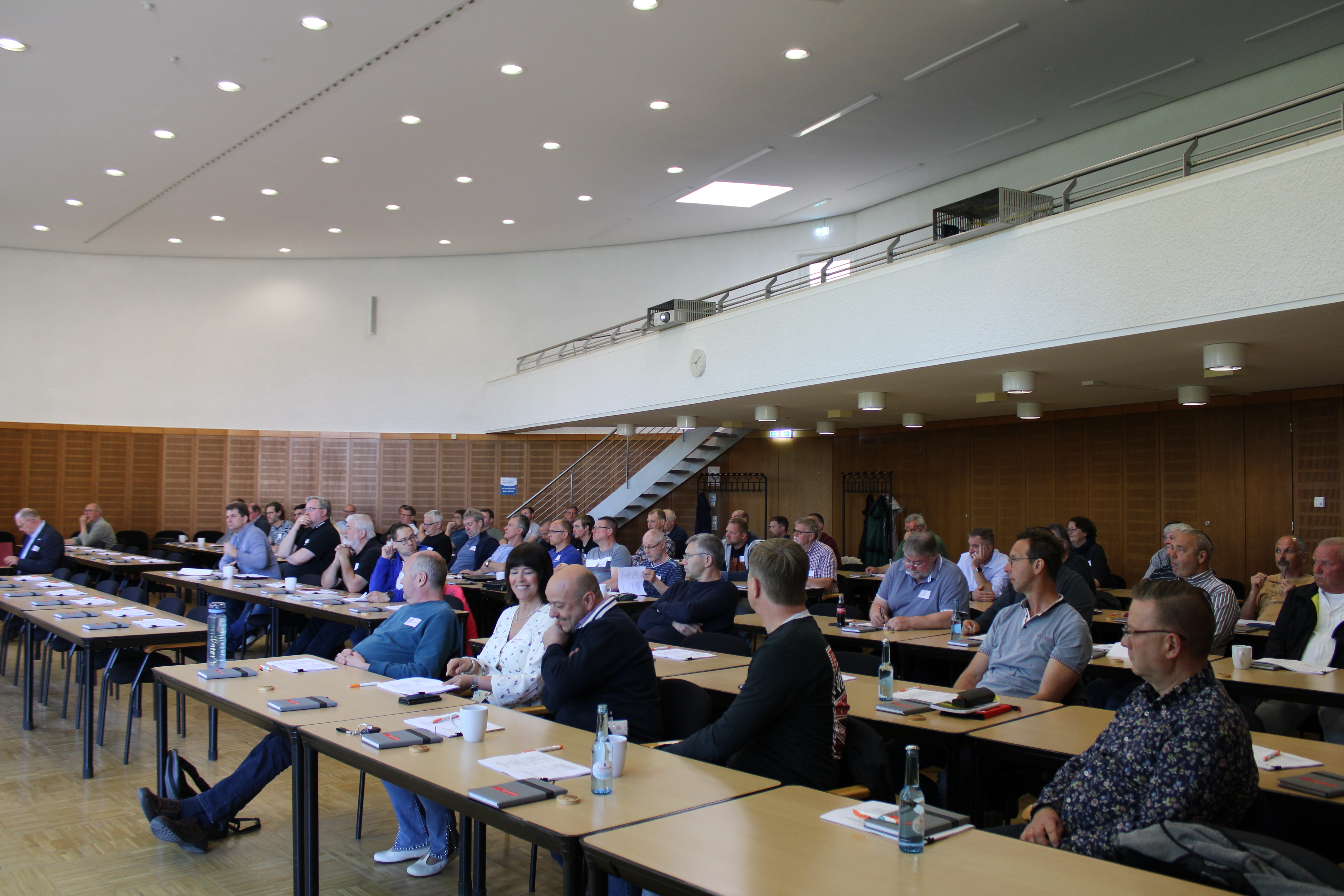 Die etwa 80 Teilnehmer verfolgen interessiert die Trinkwasserschulung