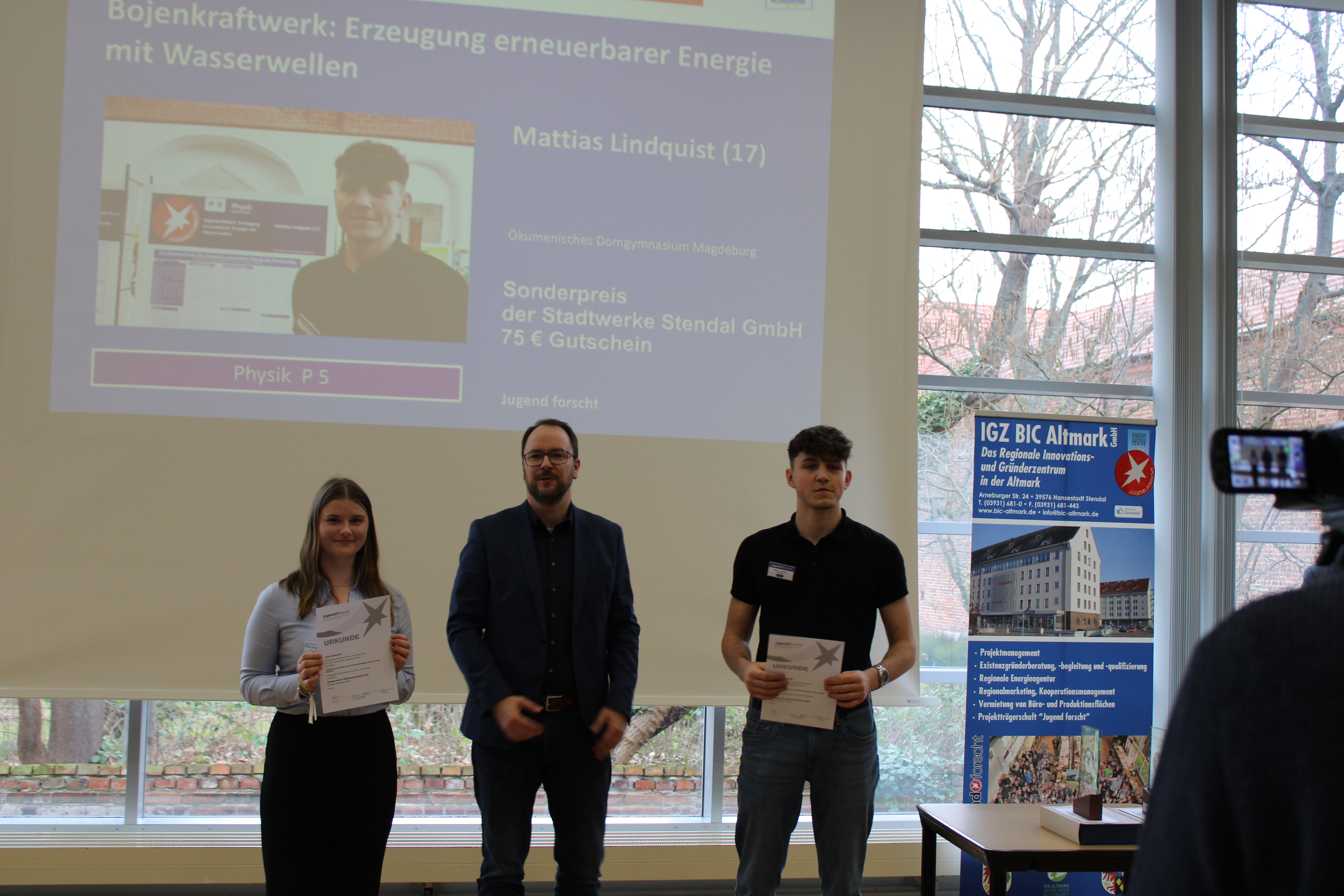 Philipp Marggraf mit den beiden Gewinnern des Stadtwerke Stendal Sonderpreises beim Jugend forscht Wettbewerb 2025