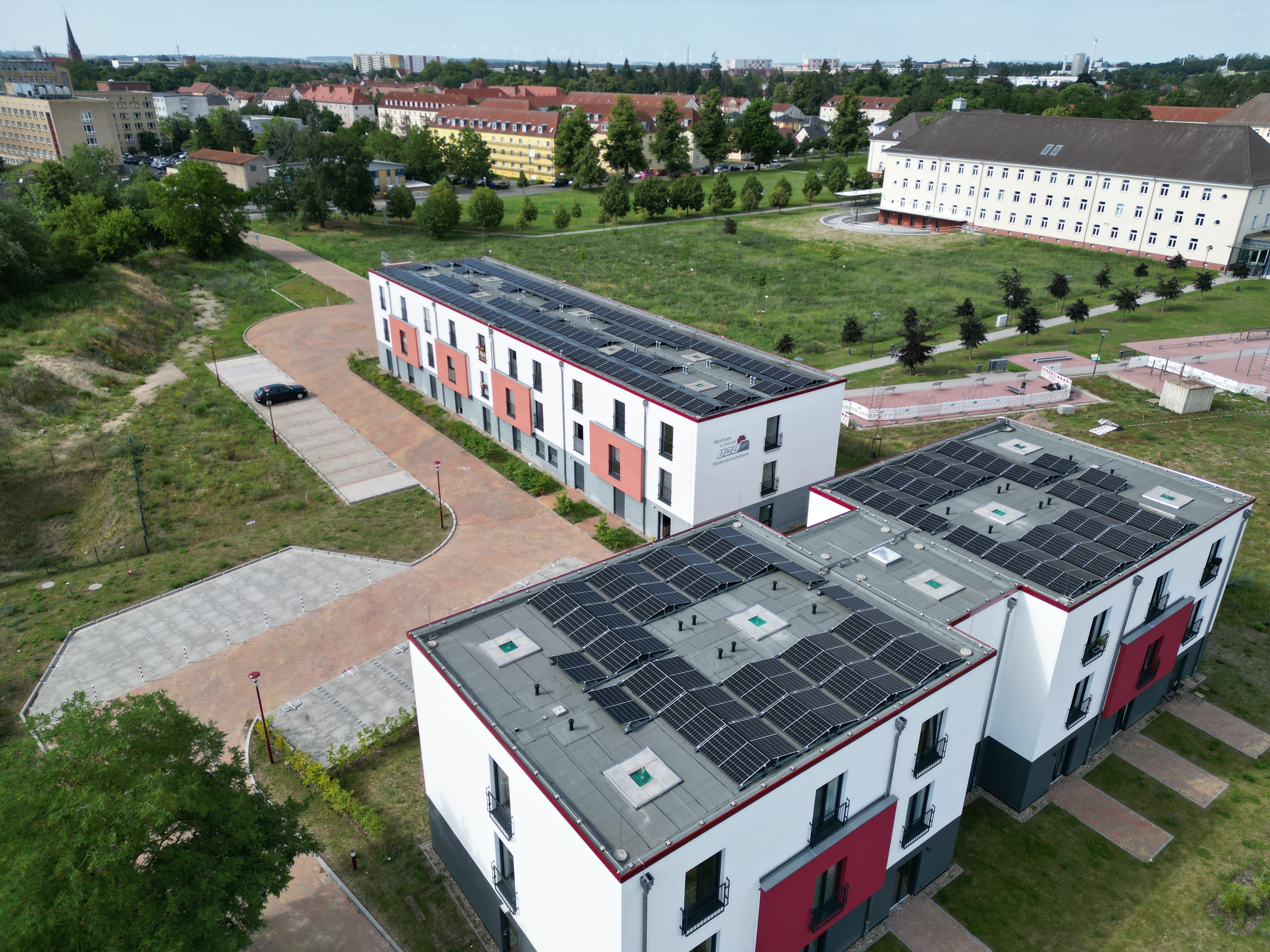Blick auf die Photovoltaikaufdachanlage auf der Straße der Demokratie 4 und 4a