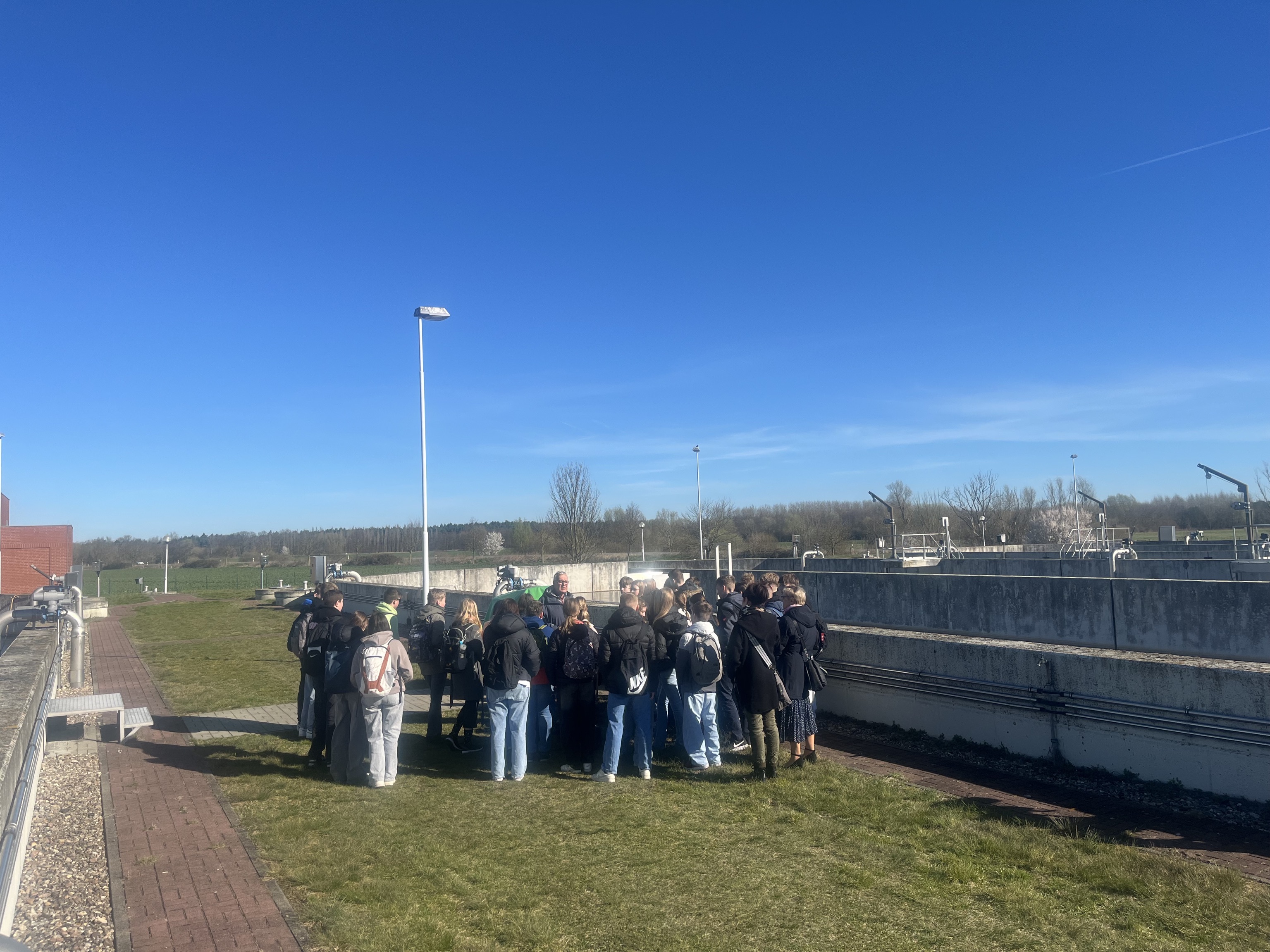 Schulklasse auf der Kläranlage beim Zukunftstag 2025